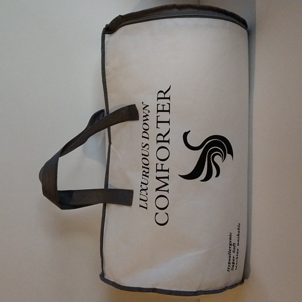 Luxurious Down Comforter Queen Size Hypo Allergenic Washable Dust Bag